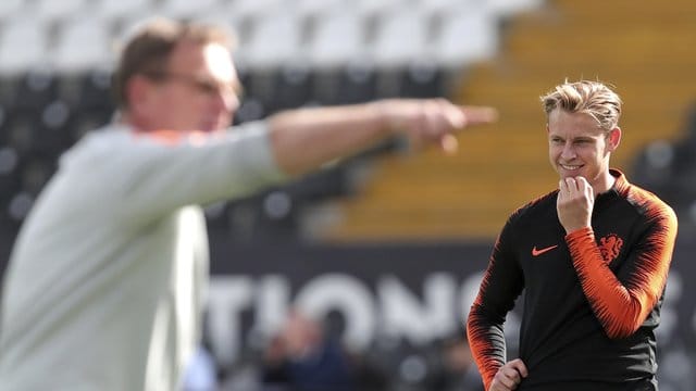 Der Niederländer Frenkie de Jong hofft, dass auch Matthijs de Ligt zum FC Barcelona geht. Der Niederländer Frenkie de Jong hofft, dass auch Matthijs de Ligt zum FC Barcelona geht.
