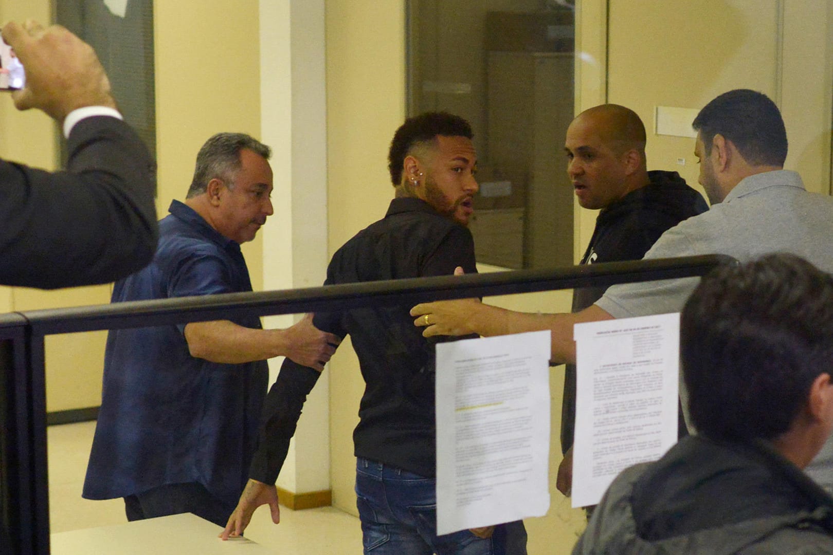 Neymar (Mitte) auf der Polizeistation in Rio.