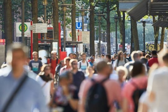 Passanten in der Hamburger Innenstadt: 2021 steht in Deutschland die nächste Volkszählung an.