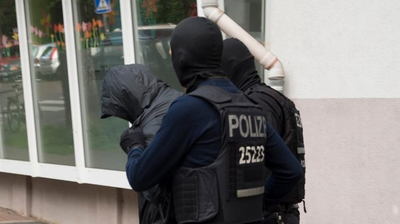 Die Polizei spricht von Dutzenden kriminellen Großfamilien besonders in west- und norddeutschen Großstädten sowie Berlin.