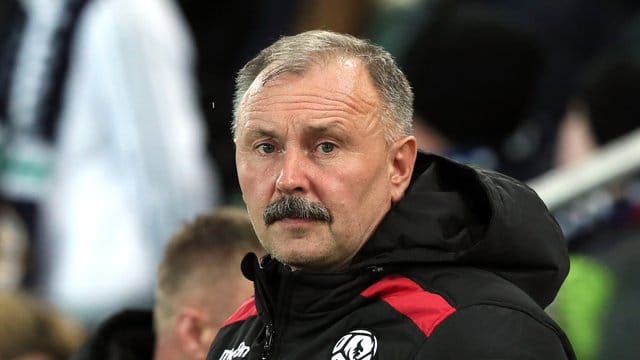Will sich bei einem Unentschieden gegen Deutschland den Schnauzer abrasieren: Weißrusslands Trainer Igor Kriuschenko. Will sich bei einem Unentschieden gegen Deutschland den Schnauzer abrasieren: Weißrusslands Trainer Igor Kriuschenko.