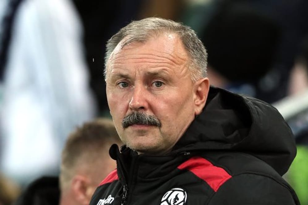 Will sich bei einem Unentschieden gegen Deutschland den Schnauzer abrasieren: Weißrusslands Trainer Igor Kriuschenko.