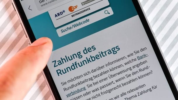 Seite des Beitragsservice auf einem Handy: Es herrscht weitgehend Einigkeit beim Index-Modell. Aber noch sind viele Fragen offen.