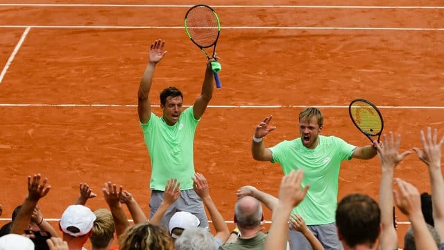 Kevin Krawietz (r) und Andreas Mies feiern den Einzug ins Finale.