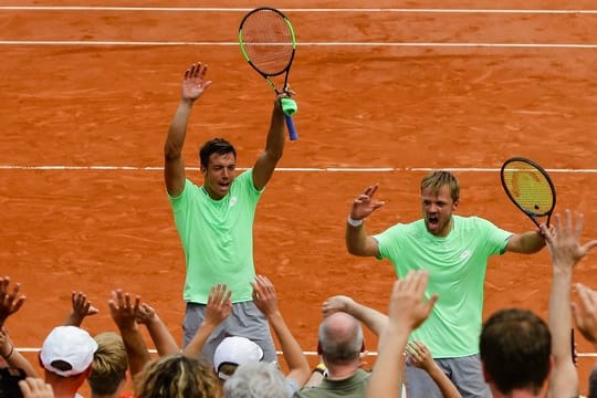 Kevin Krawietz (r) und Andreas Mies feiern den Einzug ins Finale.