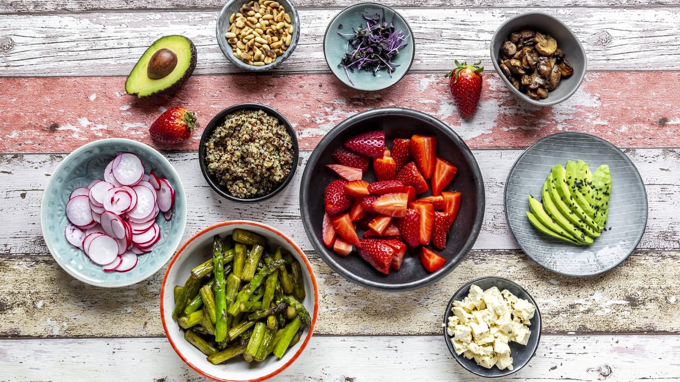 Verschiedene Schalen mit Obst und Gemüse: Beim Clean Eating werden unverarbeitete Lebensmittel gegessen.