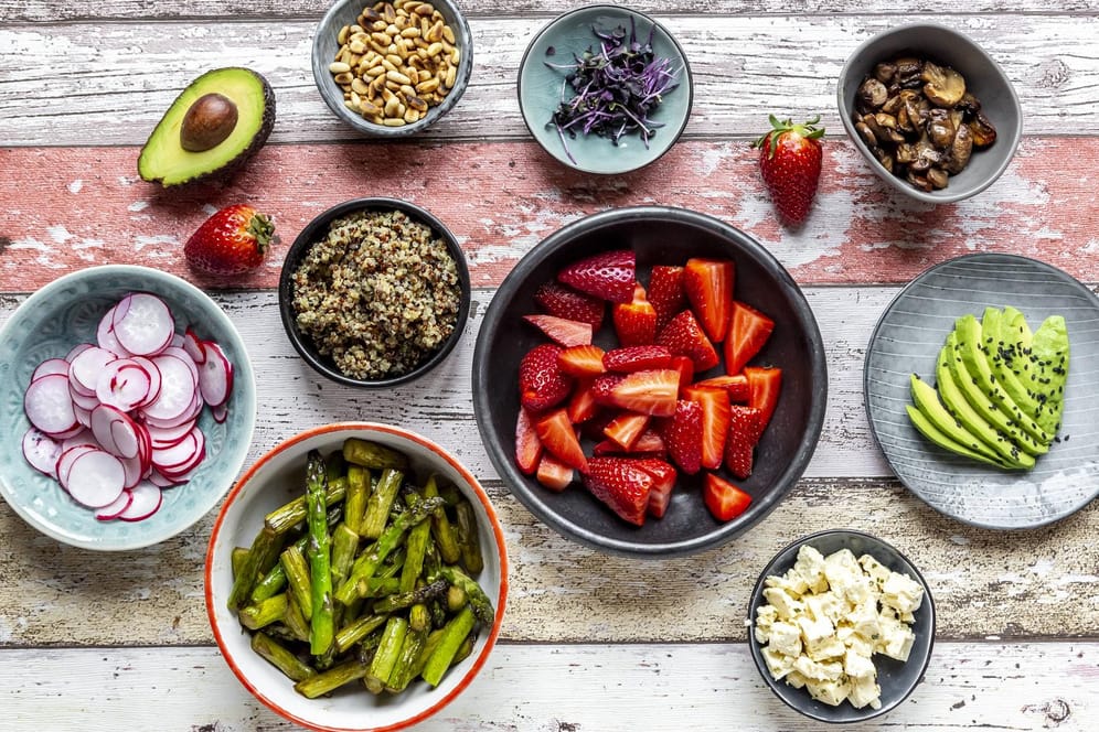 Verschiedene Schalen mit Obst und Gemüse: Beim Clean Eating werden unverarbeitete Lebensmittel gegessen.