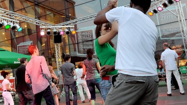 Ein Salsa-Kurs ist eine gute Möglichkeit, dem Venenleiden davon zu tanzen. Ein Salsa-Kurs ist eine gute Möglichkeit, dem Venenleiden davon zu tanzen.