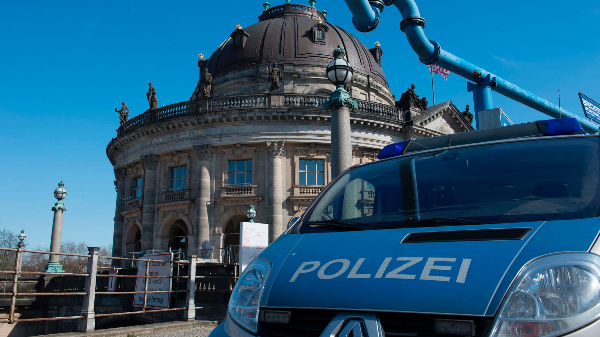 Ein Polizeiwagen steht vor dem Bode-Museum: Berliner Clans haben aus dem Museum eine 100 Kilogramm schwere Goldmünze gestohlen.