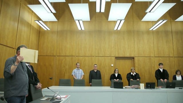 Der Angeklagte vor dem Essener Schwurgericht: Der 50-jährige Deutsche soll mit seinem Auto in der Silvesternacht 2018/2019 gezielt auf Menschengruppen zugefahren sein. Der Angeklagte vor dem Essener Schwurgericht: Der 50-jährige Deutsche soll mit seinem Auto in der Silvesternacht 2018/2019 gezielt auf Menschengruppen zugefahren sein.