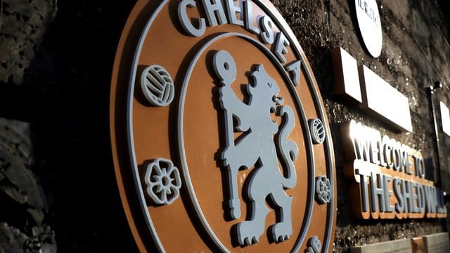 Der FC Chelsea soll in 29 Fällen gegen die Regeln zur Verpflichtung Minderjähriger verstoßen haben.