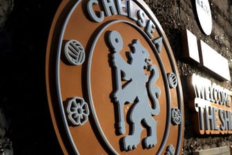 Der FC Chelsea soll in 29 Fällen gegen die Regeln zur Verpflichtung Minderjähriger verstoßen haben.