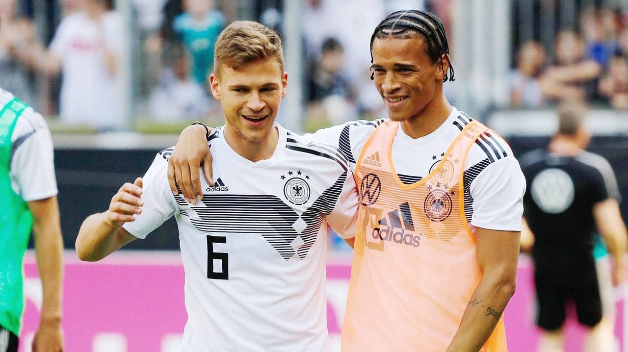 Joshua Kimmich (l.) und Leroy Sané beim öffentlichen DFB-Training in Aachen: Sind sie bald auch Vereinskollegen?