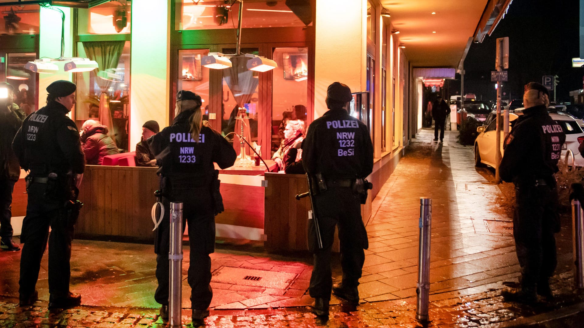 Polizisten sichern während einer Razzia von Zoll und Polizei eine Shisha-Bar: Seit dem Sommer 2018 gab es Dutzende Razzien in Deutschland.