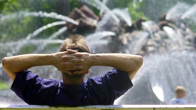 Wer im Beruf unter Stress steht, sollte ausreichend Pausen zur Entspannung einplanen.