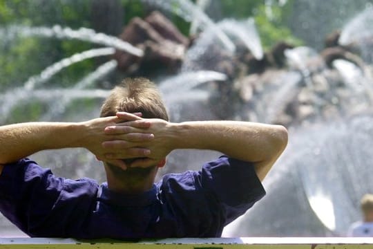 Wer im Beruf unter Stress steht, sollte ausreichend Pausen zur Entspannung einplanen.