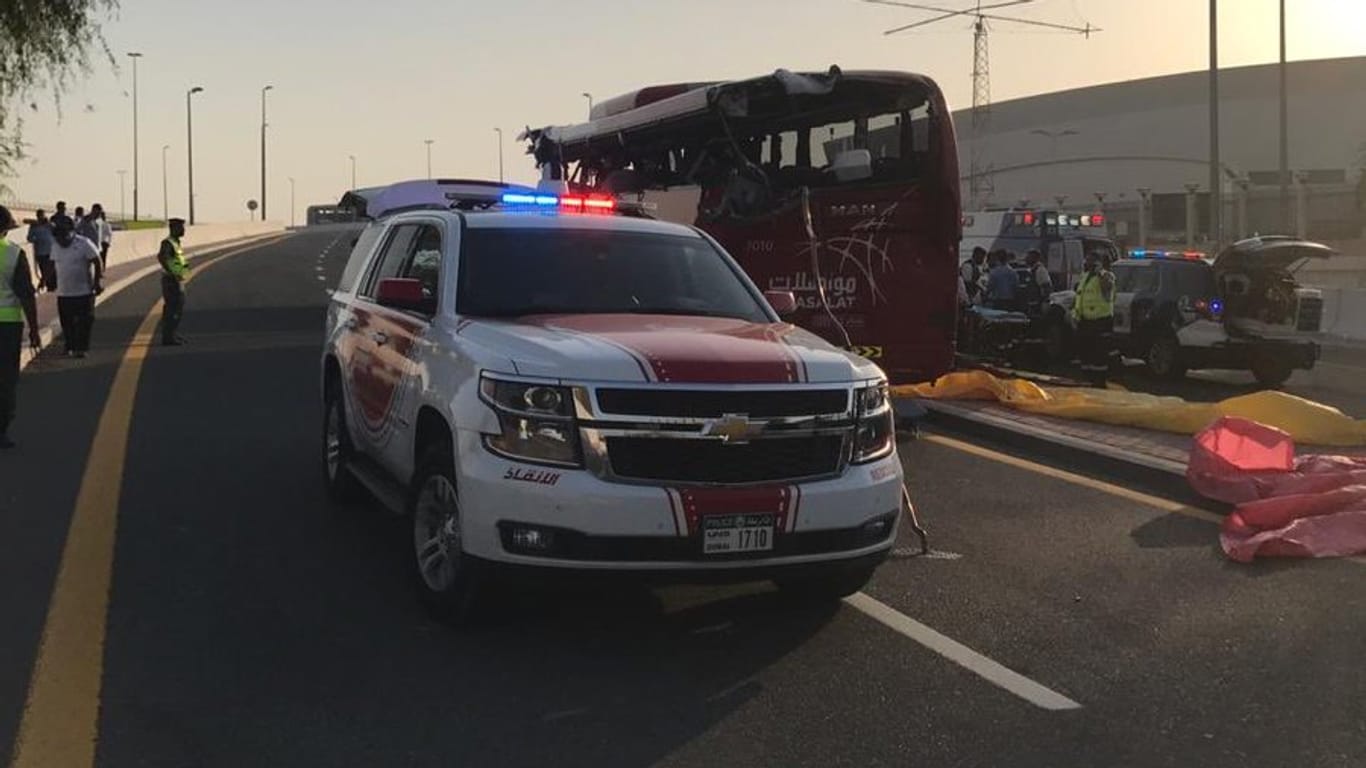 Polizeiauto vor verunglücktem Bus: Bei dem Unfall in Dubai wurde eine Seite des Busses fast komplett aufgerissen.