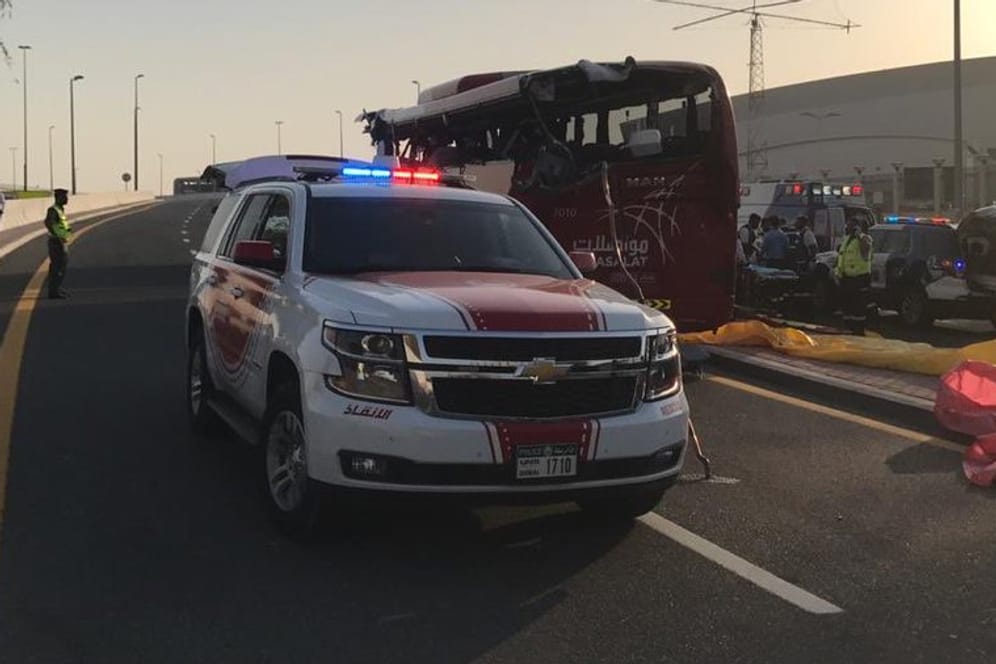 Polizeiauto vor verunglücktem Bus: Bei dem Unfall in Dubai wurde eine Seite des Busses fast komplett aufgerissen.