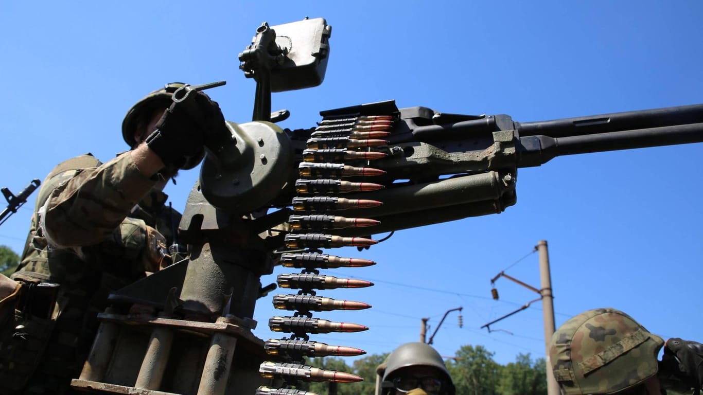 Ukrainische Streitkräfte mit schwerem Maschinengewehr: Regierung und Separatisten beschuldigen sich gegenseitig, das Feuer eröffnet zu haben. (Archivbild)