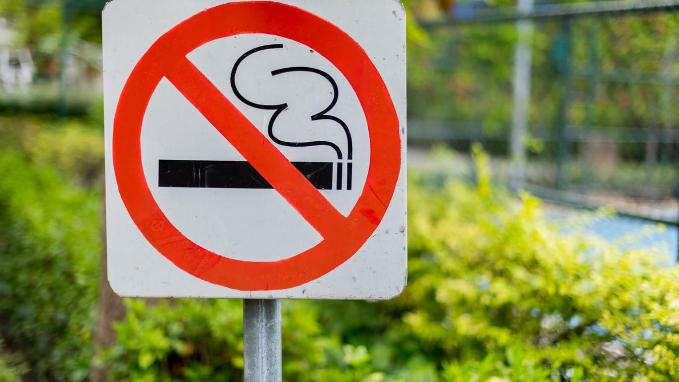 Schild zum Rauchverbot im Park: In Beverly Hills soll nun auch der Verkauf von Tabak verboten werden.