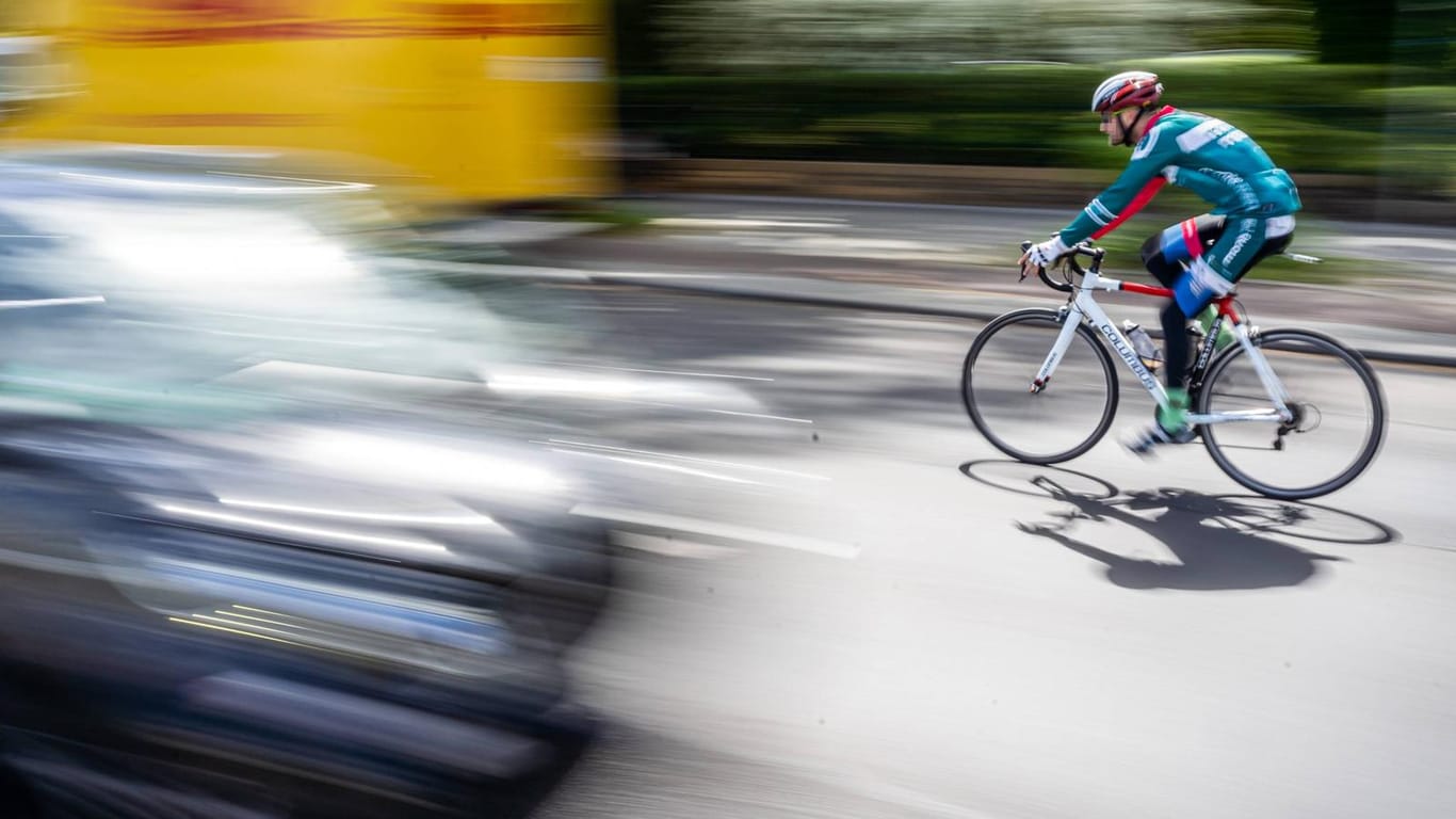 Ein Rennradfahrer auf Berlins Straßen: Für Fußgängerin Nathalie Rippich sind vor allem die Radfahrer in der Großstadt gefährlich. Ein Auto hat sie noch nie umgefahren – Fahrradfahrer dafür wiederholt.