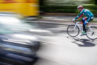 Ein Rennradfahrer auf Berlins Straßen: Für Fußgängerin Nathalie Rippich sind vor allem die Radfahrer in der Großstadt gefährlich. Ein Auto hat sie noch nie umgefahren – Fahrradfahrer dafür wiederholt.