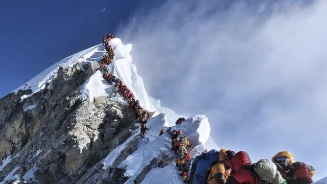 In jeder Saison versuchen Hunderte Bergsteiger, den Gipfel des Mount Everest zu erklimmen. In jeder Saison versuchen Hunderte Bergsteiger, den Gipfel des Mount Everest zu erklimmen.