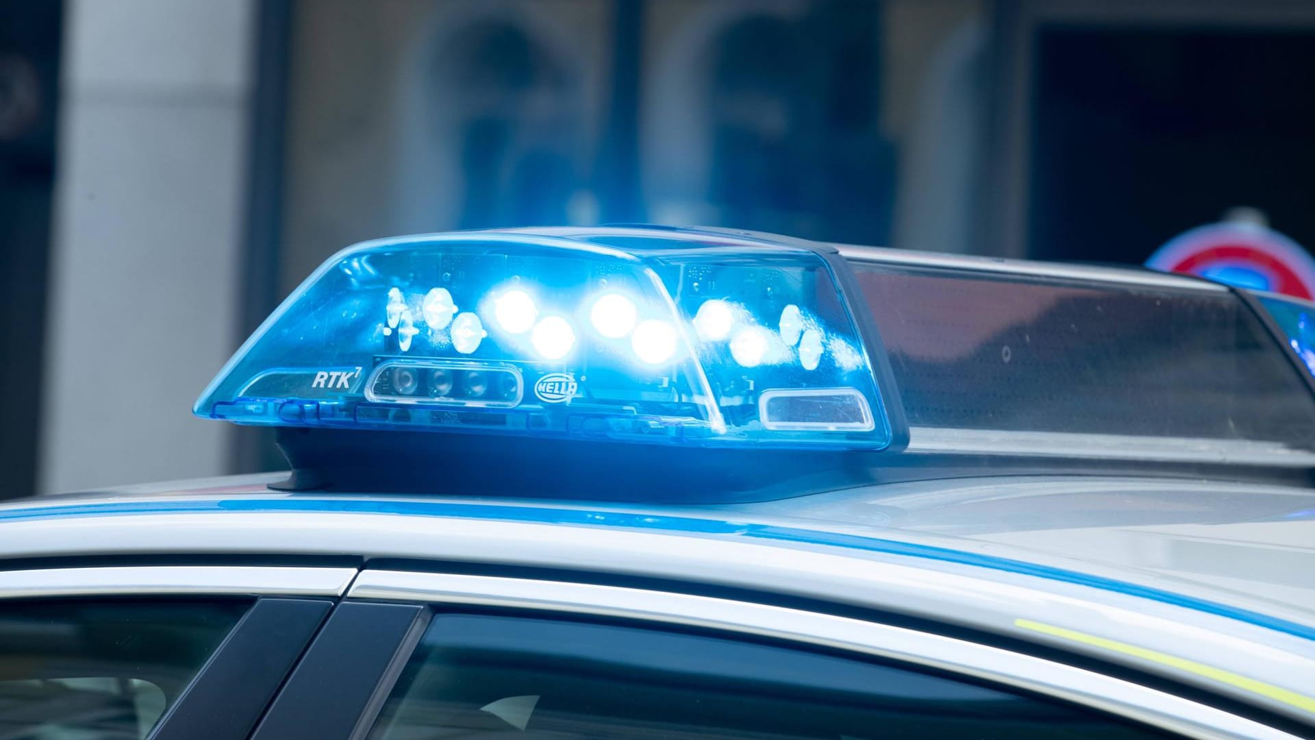 Polizei mit Blaulicht im Einsatz (Symbolbild): Der 23-Jährige ist unter anderem auch wegen Körperverletzung und Angriffs auf Polizeibeamte angeklagt.