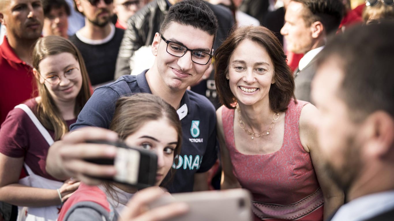 Katarina Barley Spitzenkandidatin der SPD fuer die Europawahl macht Fotos im Rahmen der Abschlussv