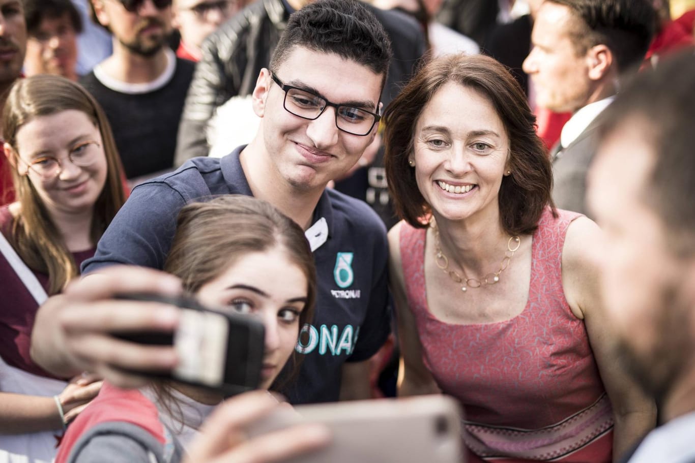 Katarina Barley Spitzenkandidatin der SPD fuer die Europawahl macht Fotos im Rahmen der Abschlussv