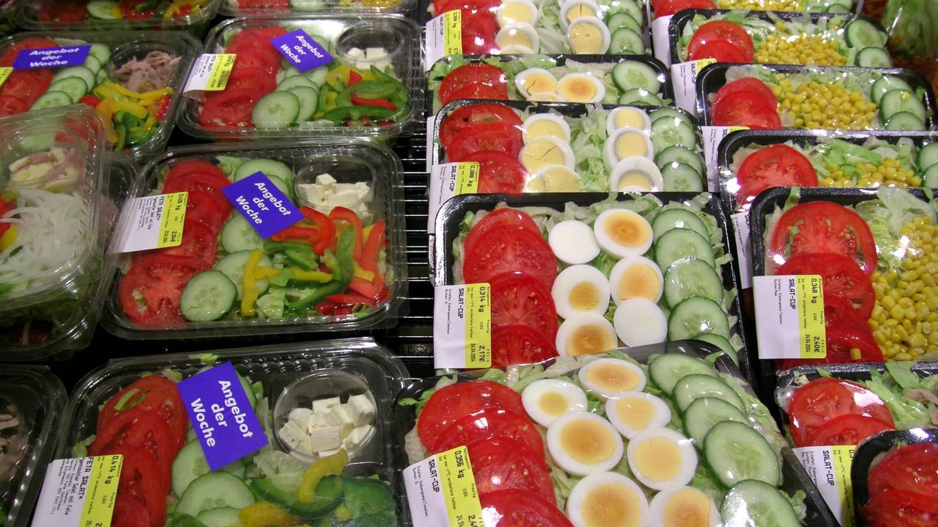 Abgepackter Salat im Supermarkt: Für viele Berufstätige sind diese Snacks attraktiv.