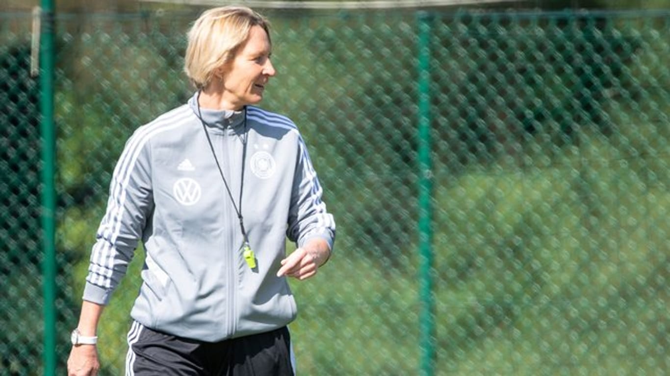 Bundestrainerin Martina Voss-Tecklenburg trifft zum WM-Auftakt mit ihrem Team auf China.