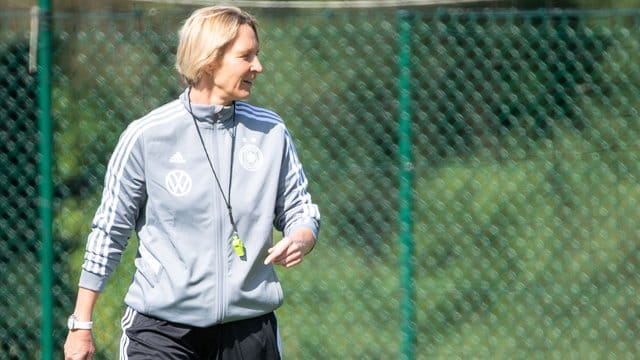 Bundestrainerin Martina Voss-Tecklenburg trifft zum WM-Auftakt mit ihrem Team auf China. Bundestrainerin Martina Voss-Tecklenburg trifft zum WM-Auftakt mit ihrem Team auf China.