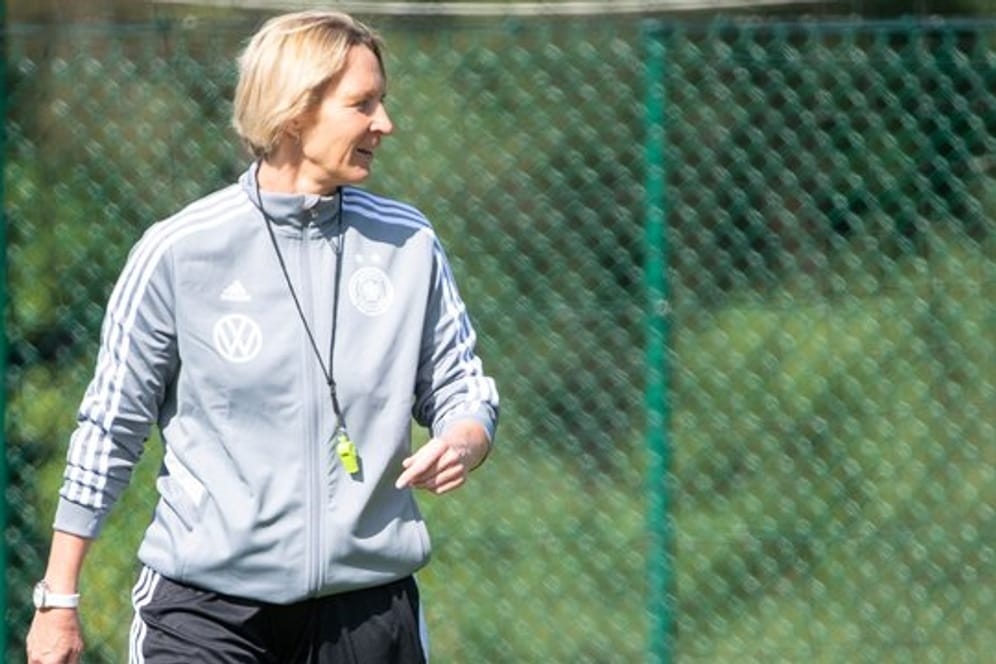 Bundestrainerin Martina Voss-Tecklenburg trifft zum WM-Auftakt mit ihrem Team auf China.