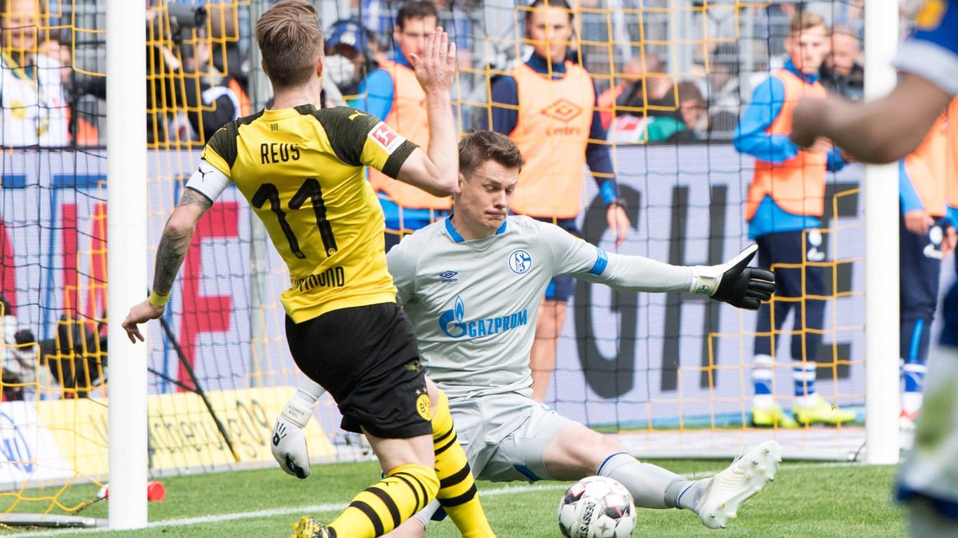 Rückhalt: Nübel rettet im Revierderby gegen Dortmunds Reus.
