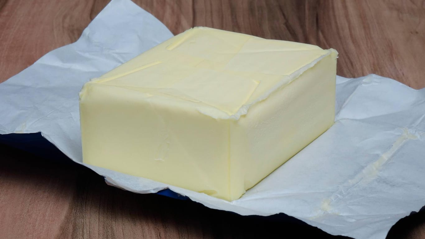 Butter in Einwickelpapier: Die Preise für das Grundnahrungsmittel werden nun in vielen Läden gesenkt.