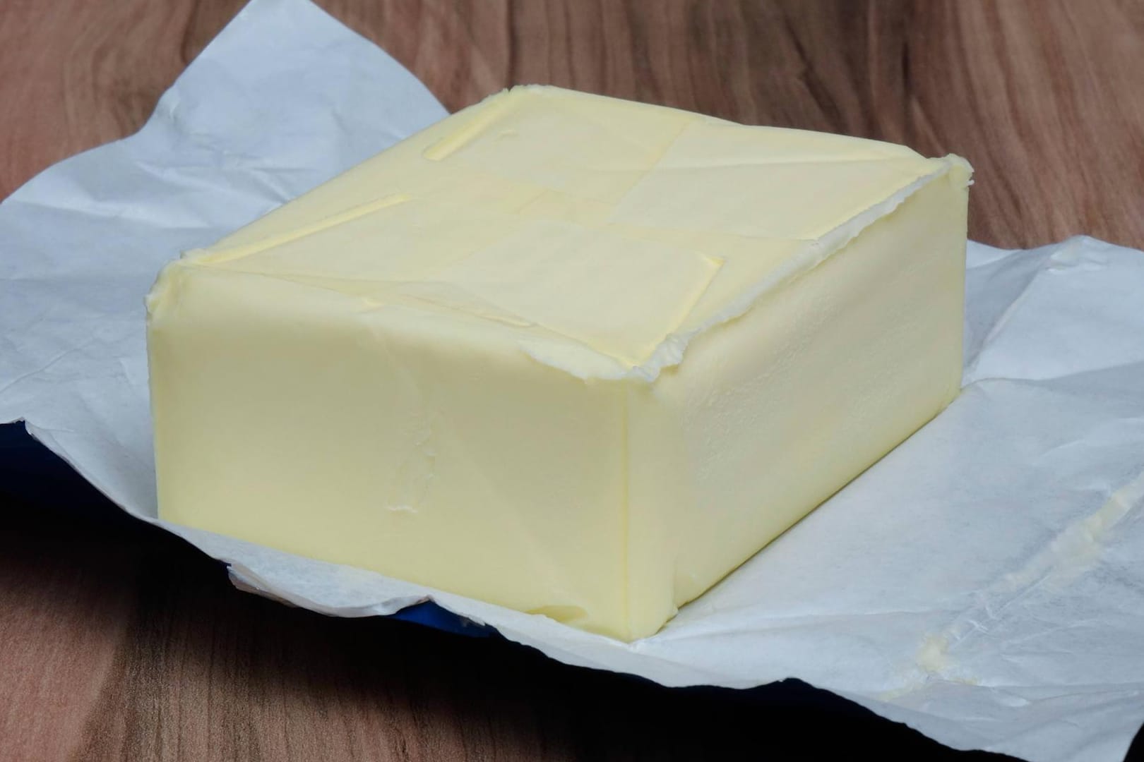 Butter in Einwickelpapier: Die Preise für das Grundnahrungsmittel werden nun in vielen Läden gesenkt.