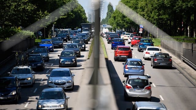 Der Berufs- und Ferienverkehr staut sich auf dem Mittleren Ring in München in beide Richtungen. Der Berufs- und Ferienverkehr staut sich auf dem Mittleren Ring in München in beide Richtungen.