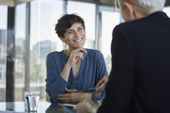 Eine Frau beim Bewerbungsgespräch: Jede Frage sollte ruhig und freundlich beantwortet werden.