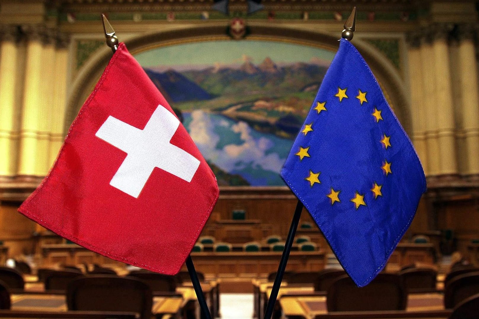 Schweizer und EU Flagge: Die Schweizer Regierung will das Abkommen mit der EU erst einmal nicht unterschreiben.