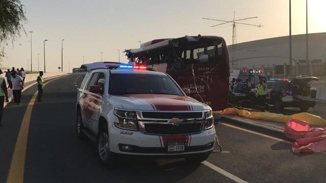 Ein Polizeiwagen steht an der Unfallstelle neben dem aufgerissenen Bus. Ein Polizeiwagen steht an der Unfallstelle neben dem aufgerissenen Bus.