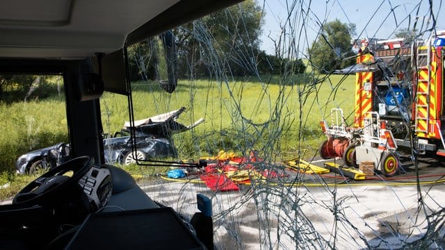 Ein verunglückter Reisebus