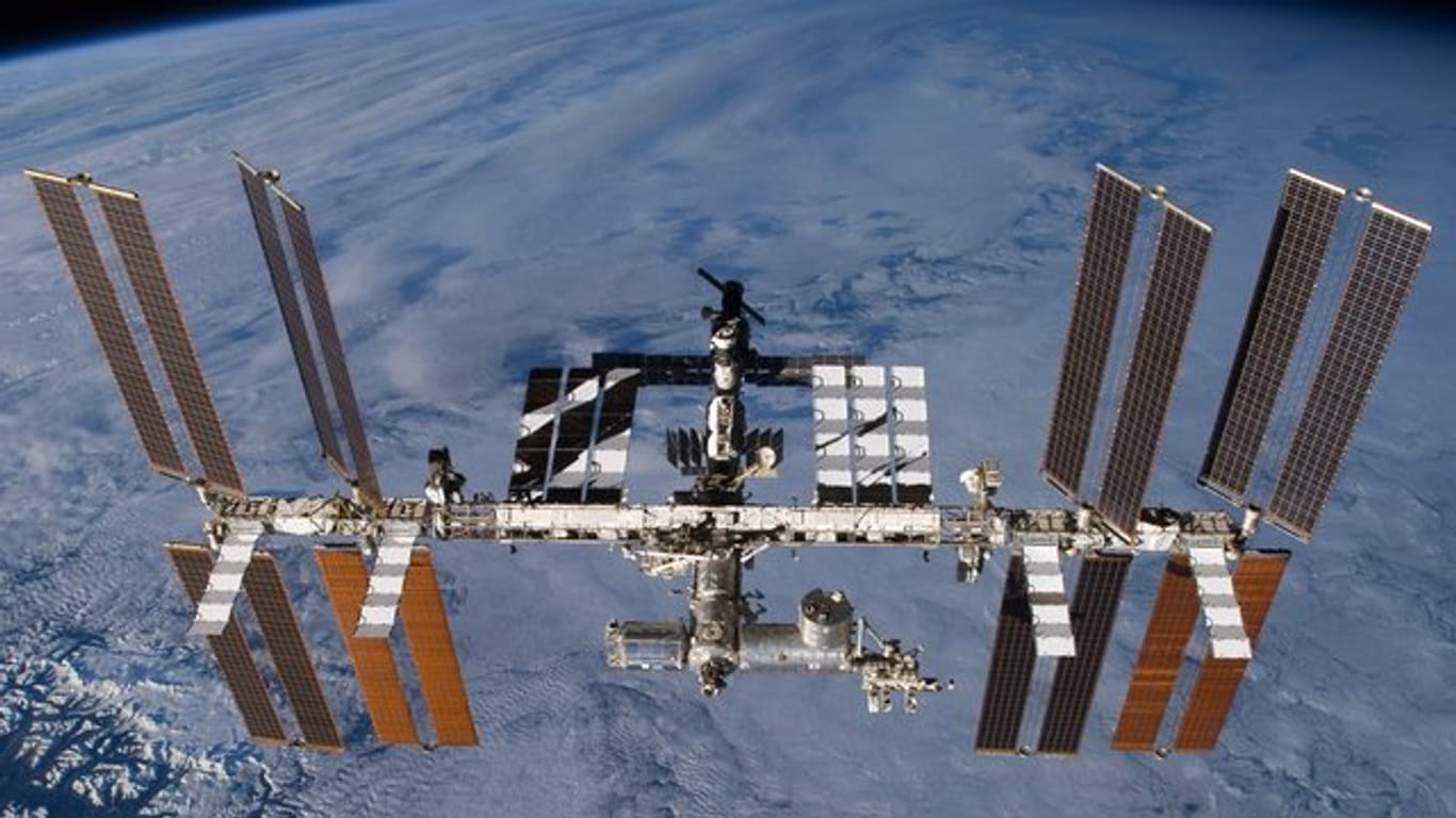Die Internationale Raumstation (ISS) mit dem angedockten europäischen Wissenschaftslabor Columbus.
