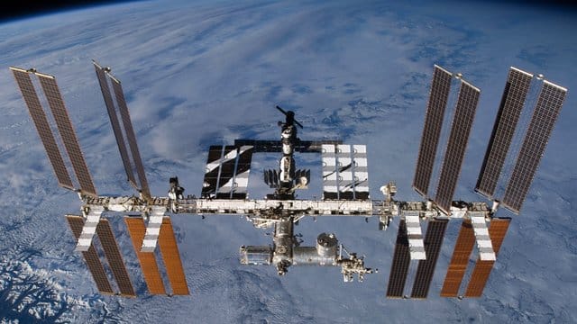 Die Internationale Raumstation (ISS) mit dem angedockten europäischen Wissenschaftslabor Columbus. Die Internationale Raumstation (ISS) mit dem angedockten europäischen Wissenschaftslabor Columbus.