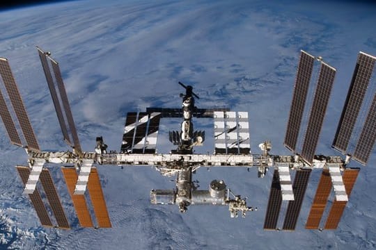 Die Internationale Raumstation (ISS) mit dem angedockten europäischen Wissenschaftslabor Columbus.