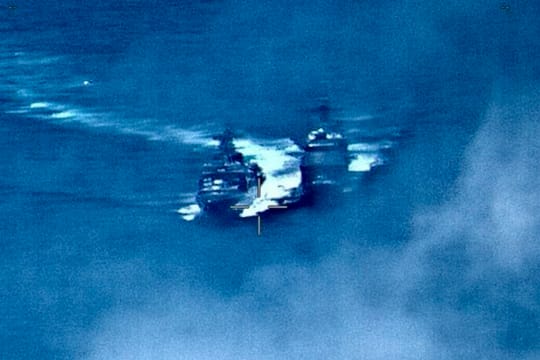 Bild aus einer Videoaufnahme der US-Navy, das den Vorfall in der Philippinensee zeigen soll.