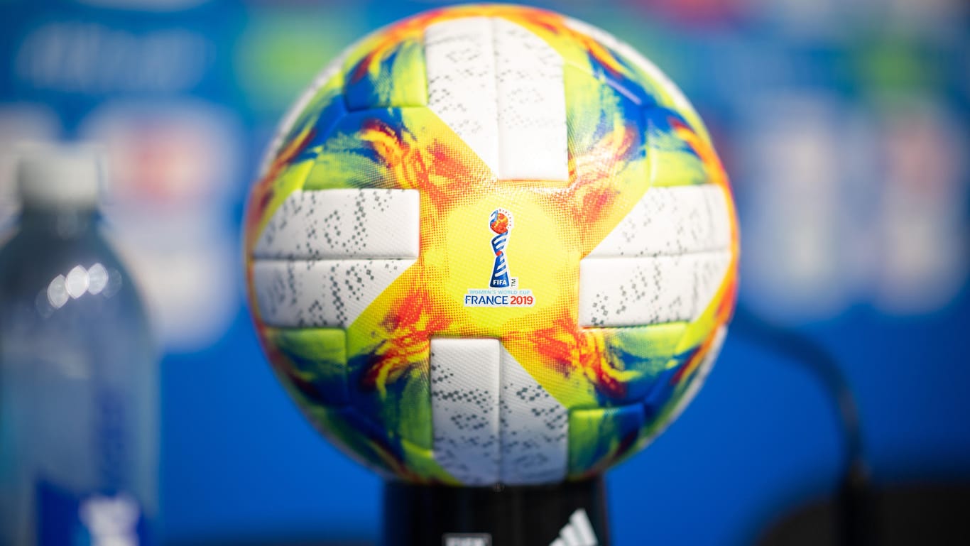 Handspiel, Karten, Mauerspiel: Die Spielerinnen bei der WM in Frankreich müssen sich auf neue Regeln einstellen.