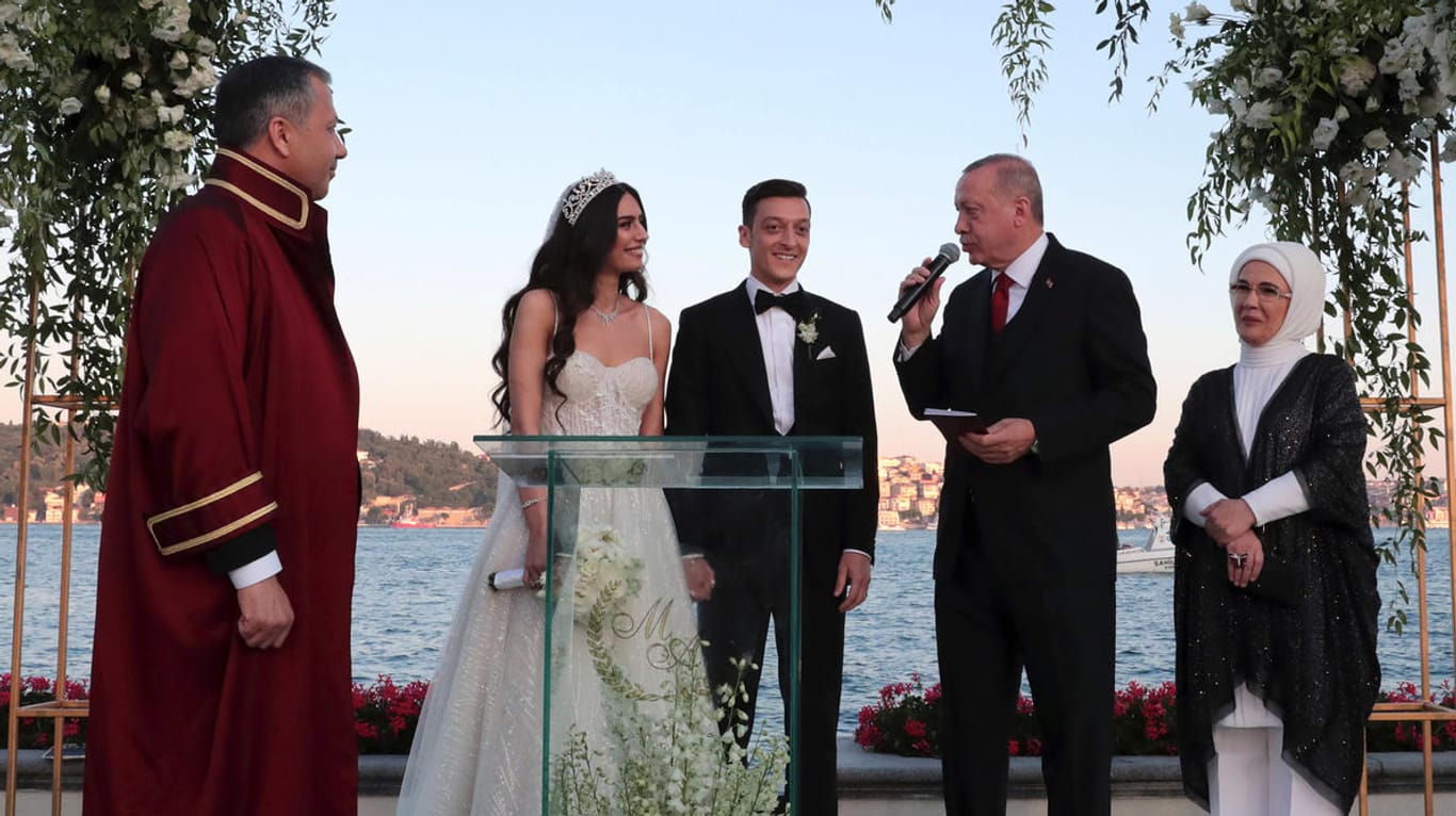Recep Tayyip Erdogan (2.v.r) spricht auf der Hochzeit von Mesut Özil und Amine Gülse. Im Hintergrund stehen Erdogans Ehefrau Emine sowie Ali Yerlikaya, vorübergehender Bürgermeister von Istanbul.