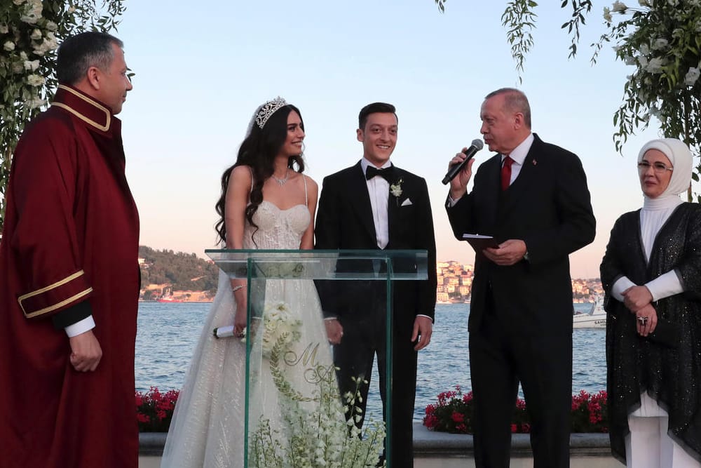 Recep Tayyip Erdogan (2.v.r) spricht auf der Hochzeit von Mesut Özil und Amine Gülse. Im Hintergrund stehen Erdogans Ehefrau Emine sowie Ali Yerlikaya, vorübergehender Bürgermeister von Istanbul.