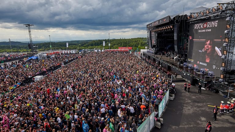 Unglaubliche Massen: Rockfans drängen sich beim Open-Air-Festival "Rock am Ring" während des Auftritts der Band "Halestorm" vor der Hauptbühne.